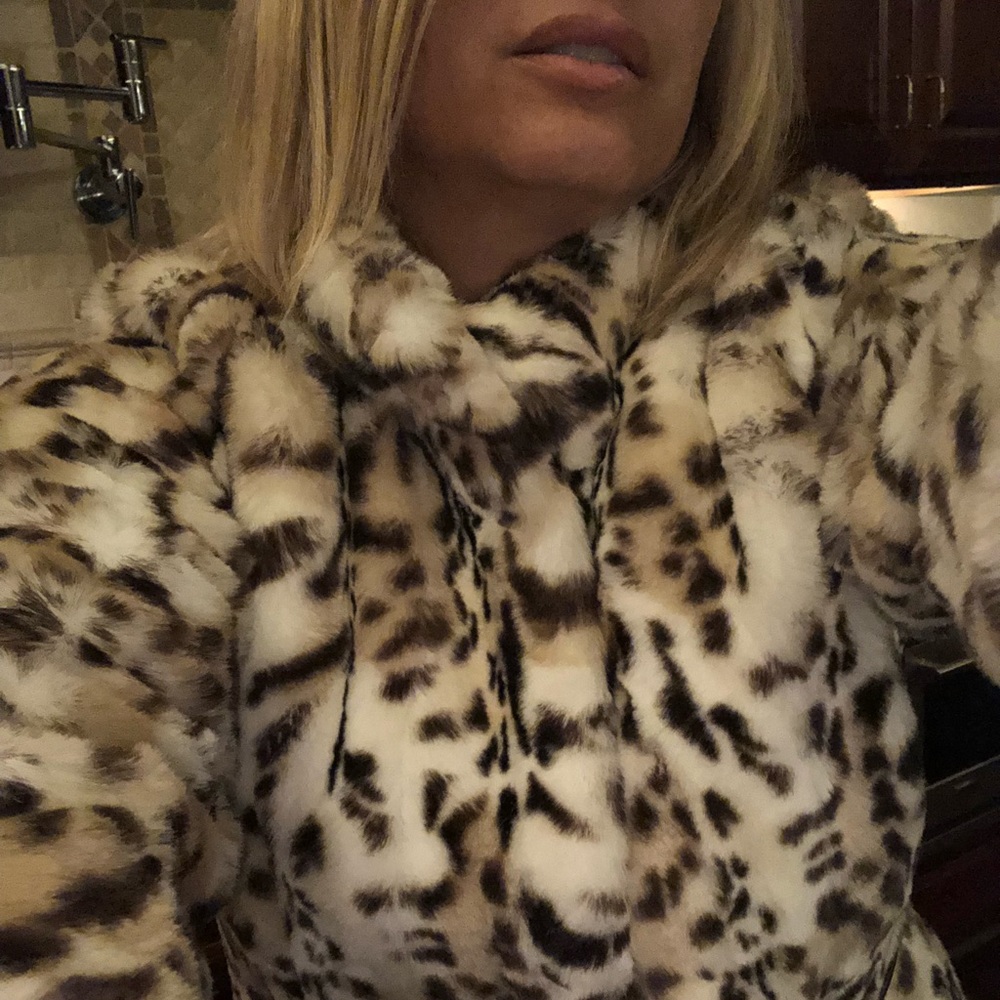 💕sold💕White House Black Market Faux Fur Coat - Picture 8 of 8